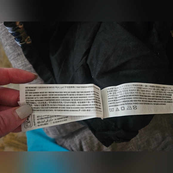 NWT - Abercrombie & Fitch V-Neck Flowy Mini Skort. Medium. 17ptp - Picture 11 of 14